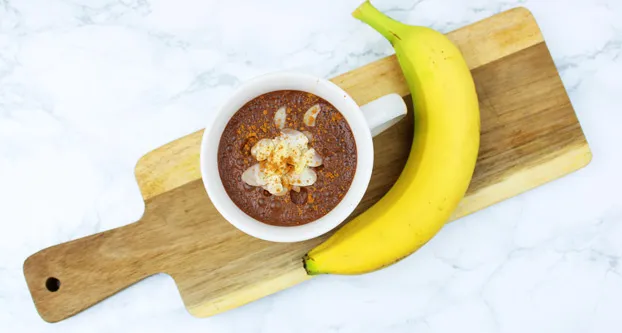 Warme chocolademelk met banaan en amandel