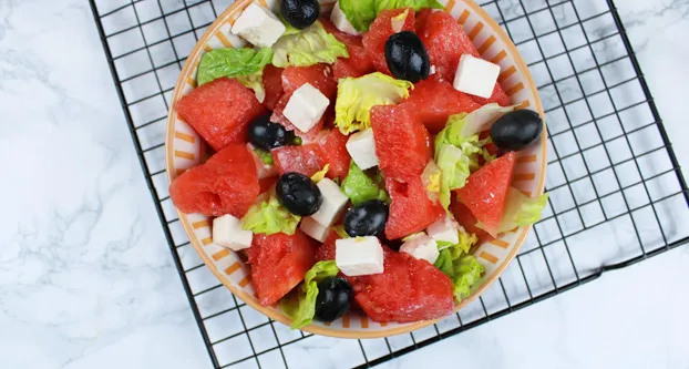 Foto watermeloensalade met feta, olijven en romainesla