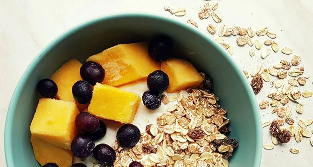 Yoghurt met muesli, blauwe bessen en mango