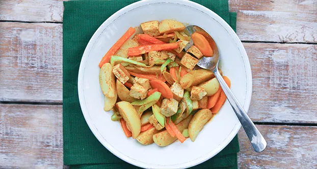 Aardappelstoofschotel met kruidige tofu