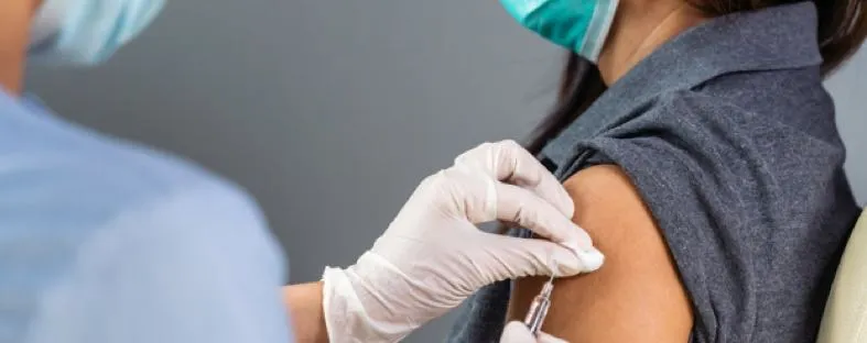 Coronavaccin wordt toegediend in arm