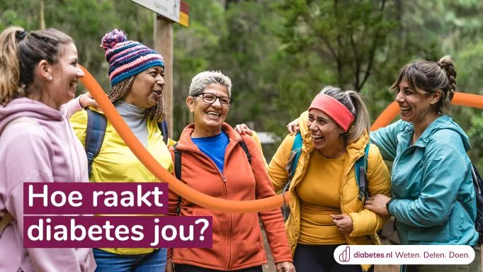 Vijf dames lachend in de natuur met wandelkleding