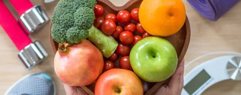 Foto van een schaal met fruit en groenten
