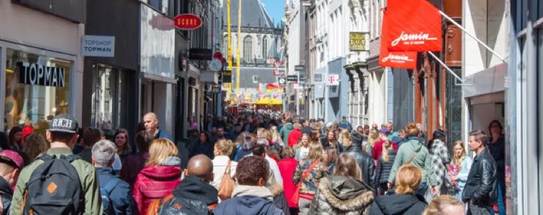 Winkelstraat met Nederlandse mensen: 'we eten over het algemeen te veel suiker'