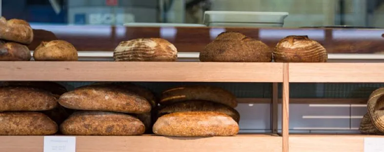 Bakkerij met verschillende soorten brood