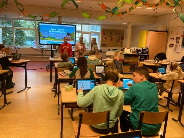 Foto: kinderen doen de online escaperoom over diabetes in de klas