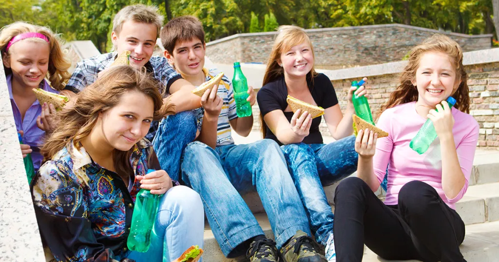 Foto groep jongerren die frisdrank drinken