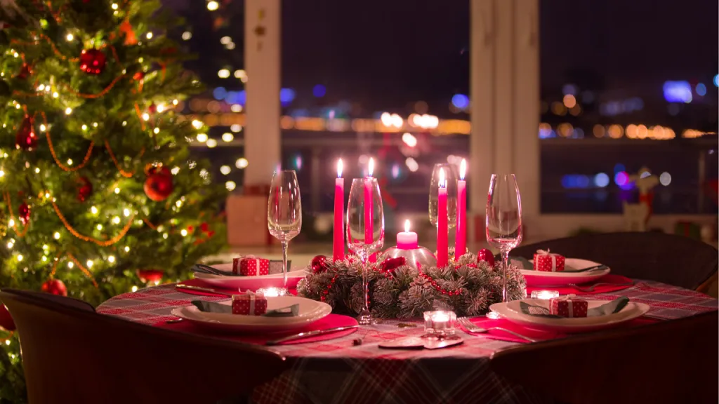 Tafel gedekt voor kerstmis