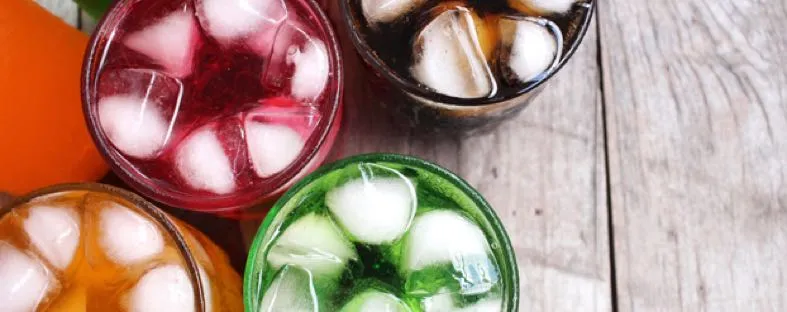 Glazen met limonade