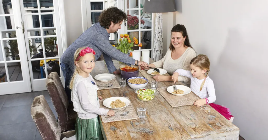 Foto van man in supermarkt bekijkt  ingrediënten om te zien hoeveel suiker erin zit
