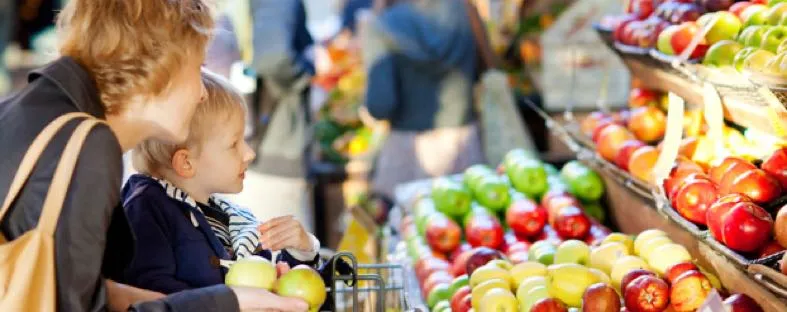Moeder en kind doen samen gezonde boodschappen