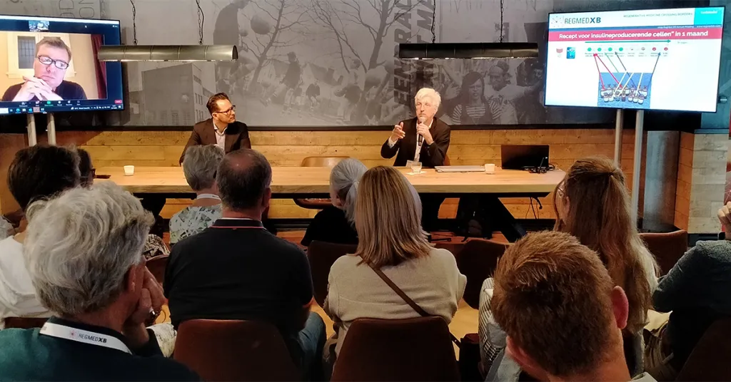 Onderzoekers praten met publiek