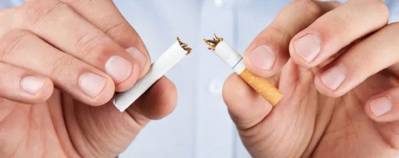 Niet roken: iemand breekt sigaret doormidden
