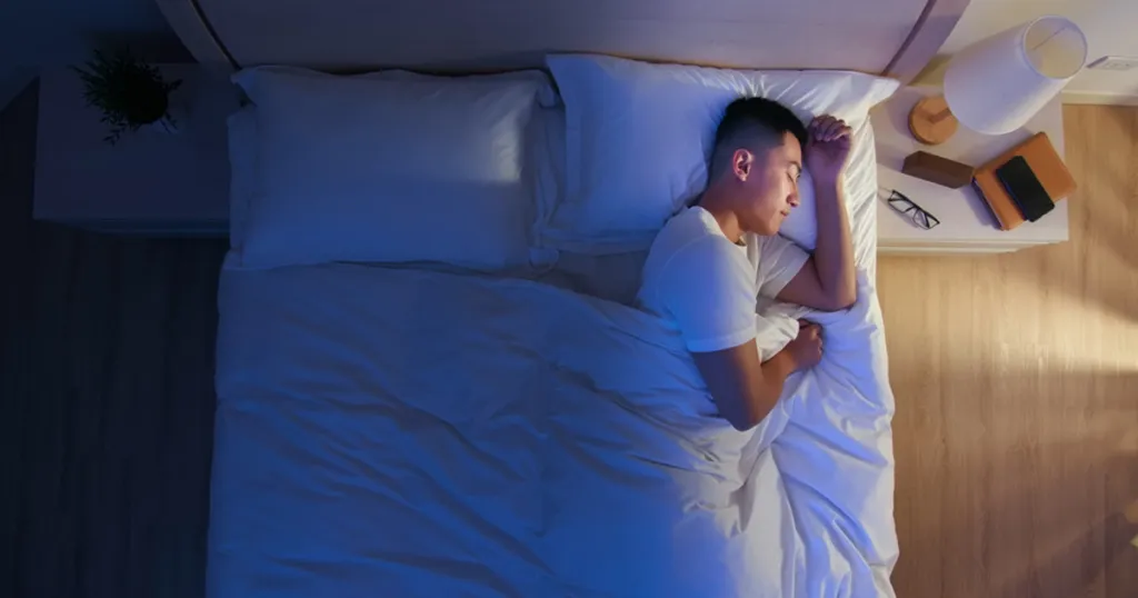 Man slaapt in bed