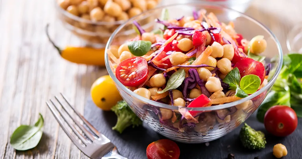 Foto van een gezonde vegetarische salade met kikkerersten