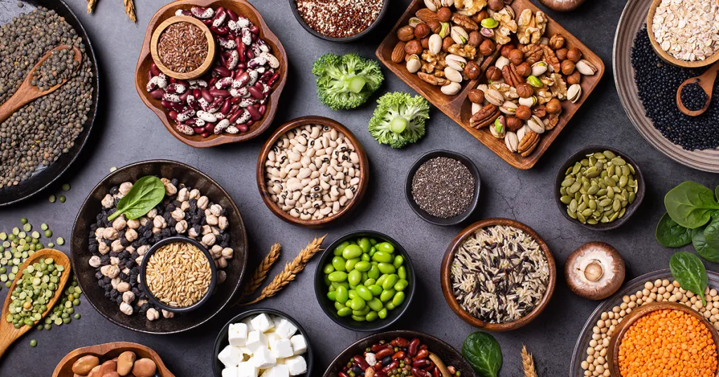 Vegetarische alternatieven voor vlees: kikkererwten, linzen, noten, eieren, quinoa