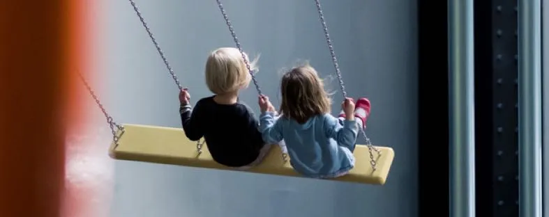 Kinderen op een schommel