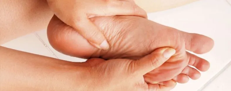 twee handen aan voet, neuropathie, schade aan zenuwen