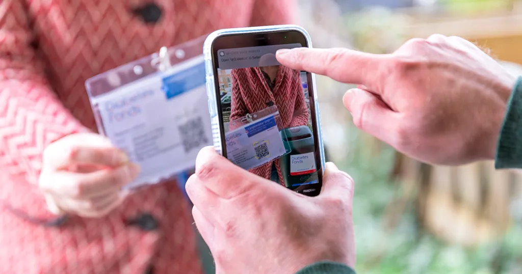 Collecteren met qr-code: iemand scant de QR-code met mobiel