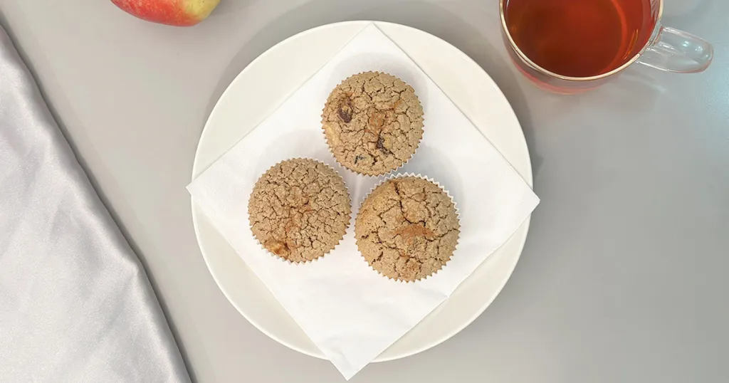 Appelmuffins op wit bord