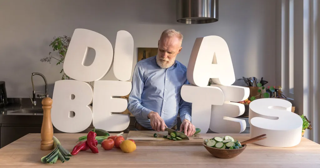 Man snijdt groente in keuken omringd door de letters Diabetes