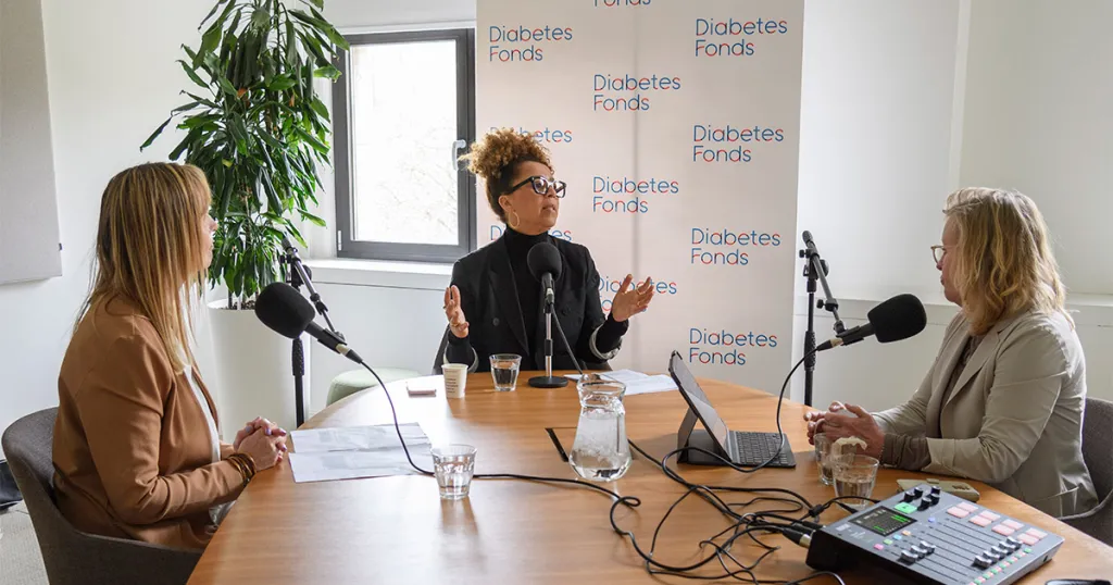 Foto: Diana Matroos, Jet Bussemaker en Diena Halbertsma in de studio tijdens podcast 1