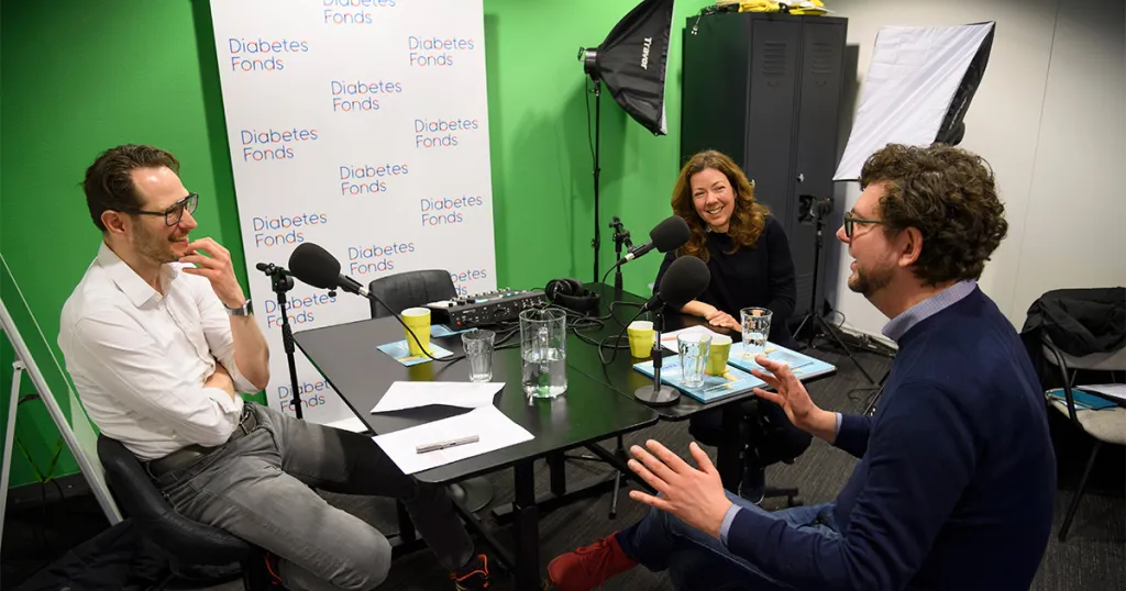 Foto: Rens Vandeberg, Bram Wouterse enEmma Coles in de opnamestudio tijdens podcast 2