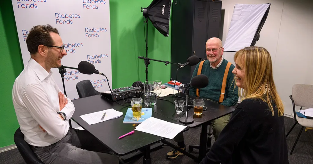 Foto Diena Halbertsma en Rens Vandeberg en Jan Dekker, ervaringsdeskundige in opnamestudio