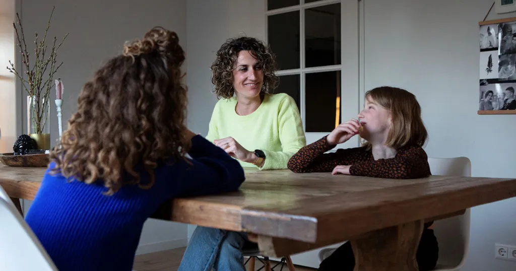 Lian met haar gezin aan tafel