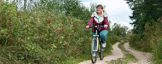 Vrouw fietst door de natuur