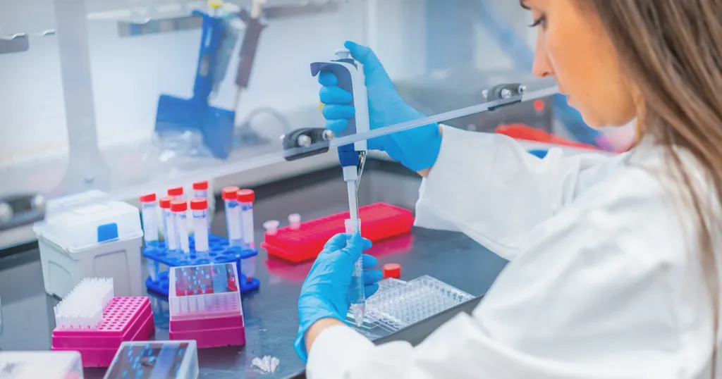 onderzoeker in laboratorium met pipet
