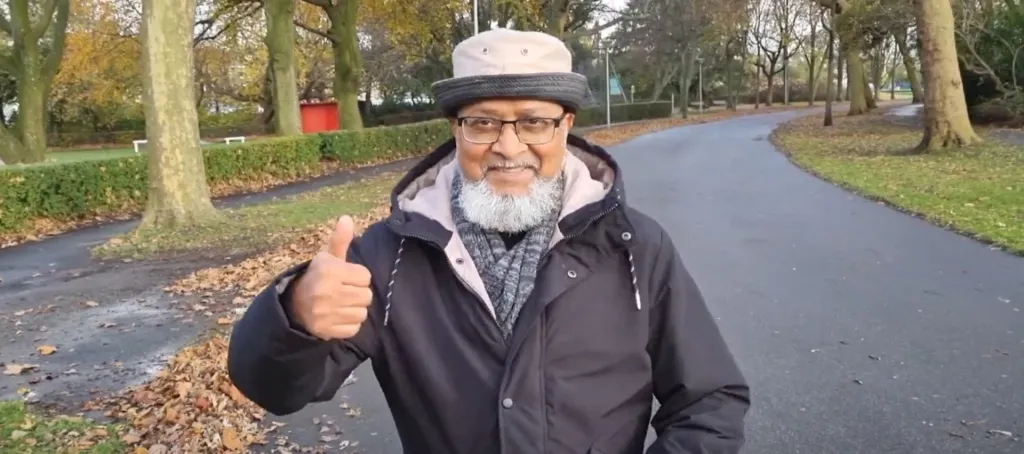 Man aan het wandelen