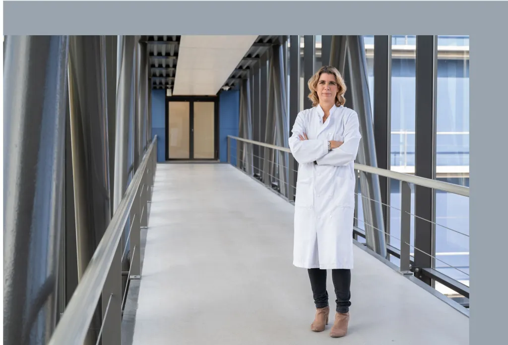 Françoise Carlotti staat in een gang van het LUMC