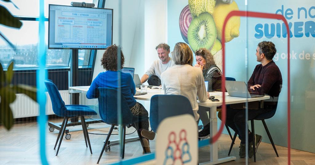 Collega's in gesprek met elkaar in een vergaderzaal