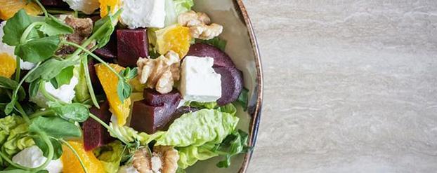 Bord met salade op een beige achtergrond