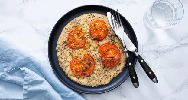Hartige pannenkoek met kaas en tomaat