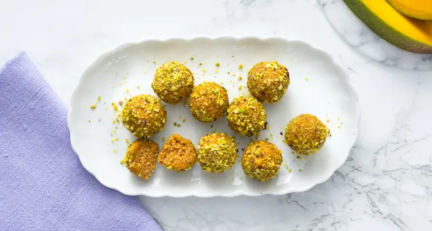 Mangoballetjes met pistache.