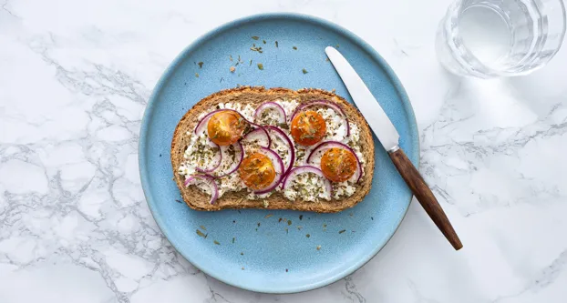 Ovenbroodje met cottage cheese en cherrytomaten