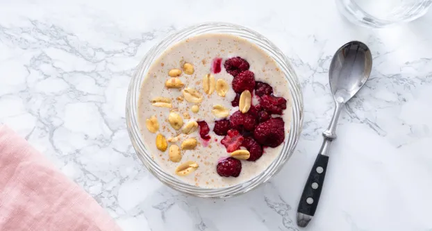 Overnight oats met frambozen en pinda's