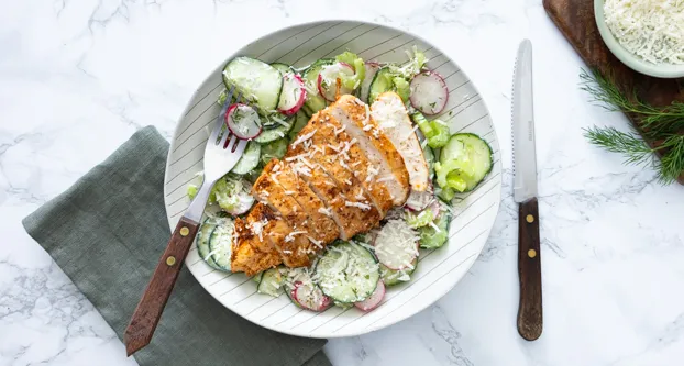 Salade met kruidige kip en parmezaanse kaas