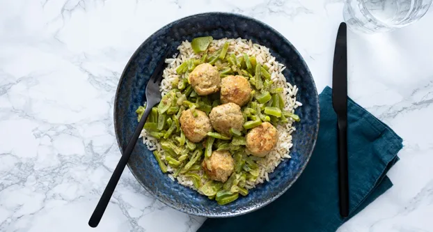 Snijbonen en kipgehaktballetjes in currysaus