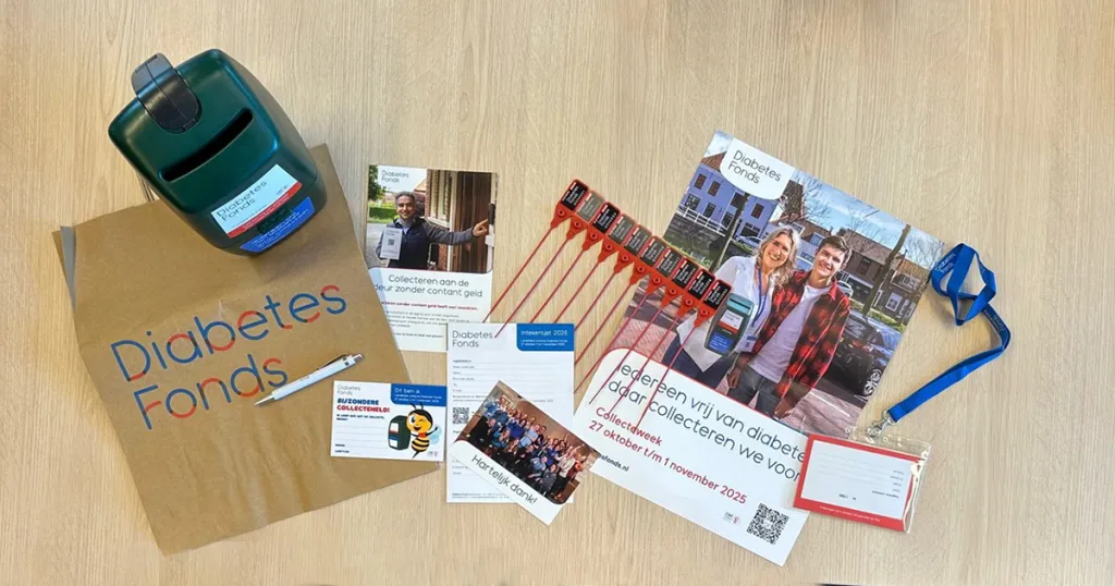 Collectebus, posters, legitimatiekaart en andere collectematerialen