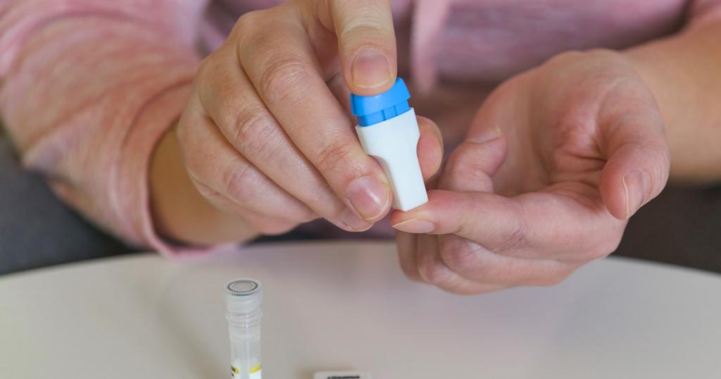 vingerprik om thuis bloedsuiker te testen