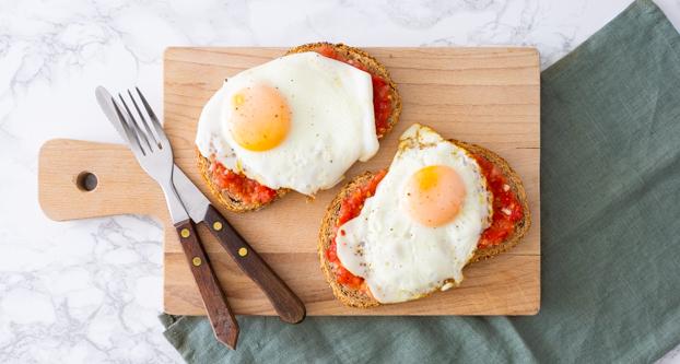 Broodje ei met tomaat