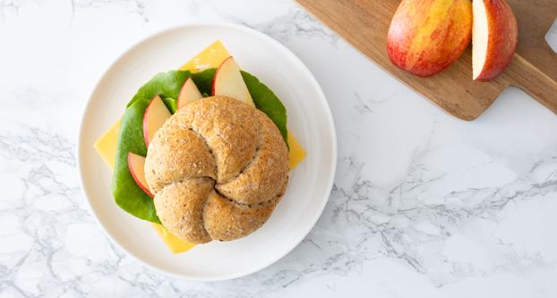 Broodje met kaas, mosterd en appel