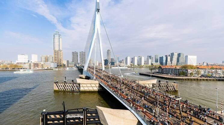 maasbrug met hardlopers