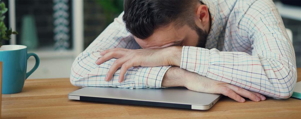 man ligt op dichte laptop