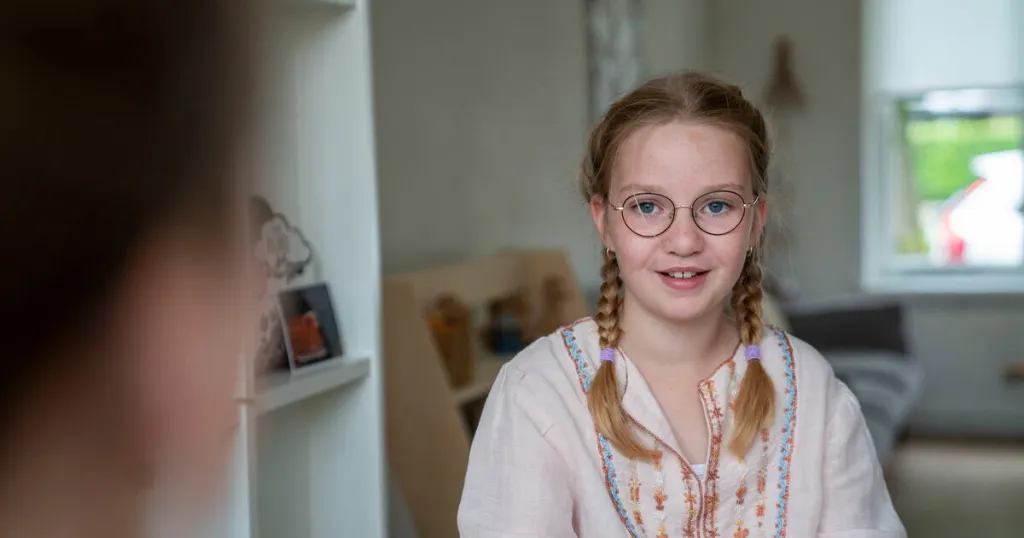 Meisje in woonkamer