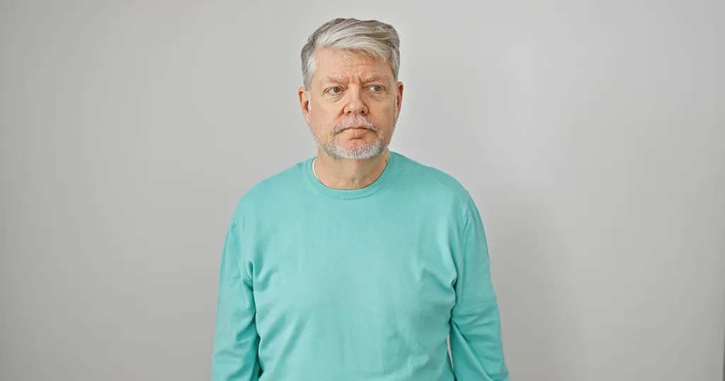 Meneer die een beetje verward kijkt