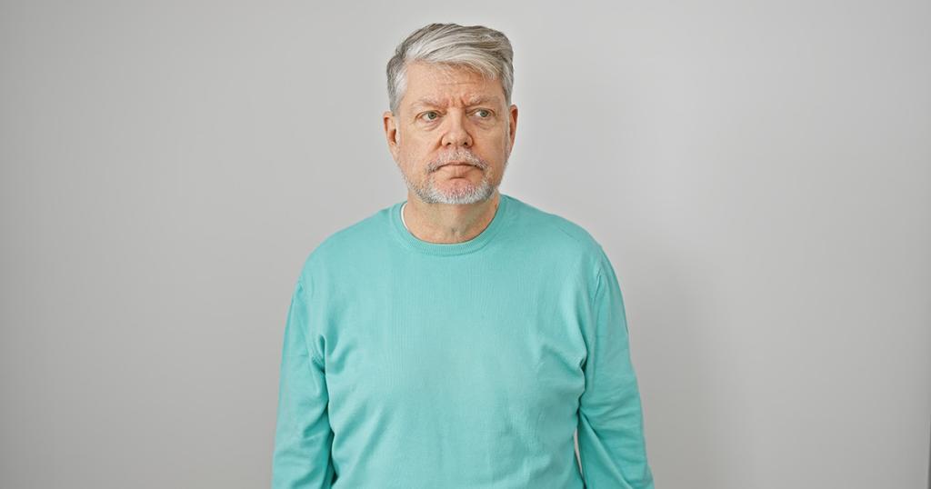 Meneer die een beetje verward kijkt